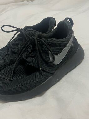Nike Black Roshes Sneakers with Gray Swoosh
